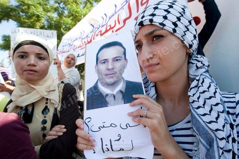 22 septembre : devant le Tribunal Militaire de Tunis, un grand rassemblement de soutien pour Samir Feriani pour son procès en cours. Il est decidé par le tribunal militaire en fin de matinée de la libération provisoire de Samir Feriani malgré les lourdes accusations. Samir Feriani est un policier tunisien, incarcéré depuis fin mai pour avoir affirmé que des "criminels de Ben Ali" oeuvraient toujours au ministère de l'Intérieur. A l'issue de la première audience de son procès pour "atteinte à la sûreté de l'Etat" devant le tribunal militaire de Tunis, Samir Feriani, 44 ans, a été remis en liberté provisoire et le procès ajourné au 29 septembre. Cette décision a été saluée par une explosion de joie des dizaines de proches et sympathisants qui s'étaient rassemblés dès le matin devant le tribunal. Ses proches, dont ses trois enfants, étaient en larmes, et sa tante s'est évanouie. "C'est une victoire pour les droits de l'homme, pour la liberté d'expression et pour toute la Tunisie", a déclaré Leila Feriani, l'épouse de l'officier.