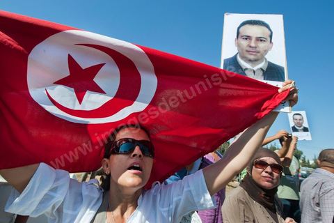 22 septembre : devant le Tribunal Militaire de Tunis, un grand rassemblement de soutien pour Samir Feriani pour son procès en cours. Il est decidé par le tribunal militaire en fin de matinée de la libération provisoire de Samir Feriani malgré les lourdes accusations. Samir Feriani est un policier tunisien, incarcéré depuis fin mai pour avoir affirmé que des "criminels de Ben Ali" oeuvraient toujours au ministère de l'Intérieur. A l'issue de la première audience de son procès pour "atteinte à la sûreté de l'Etat" devant le tribunal militaire de Tunis, Samir Feriani, 44 ans, a été remis en liberté provisoire et le procès ajourné au 29 septembre. Cette décision a été saluée par une explosion de joie des dizaines de proches et sympathisants qui s'étaient rassemblés dès le matin devant le tribunal. Ses proches, dont ses trois enfants, étaient en larmes, et sa tante s'est évanouie. "C'est une victoire pour les droits de l'homme, pour la liberté d'expression et pour toute la Tunisie", a déclaré Leila Feriani, l'épouse de l'officier.