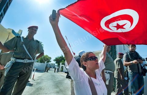 22 septembre : devant le Tribunal Militaire de Tunis, un grand rassemblement de soutien pour Samir Feriani pour son procès en cours. Il est decidé par le tribunal militaire en fin de matinée de la libération provisoire de Samir Feriani malgré les lourdes accusations. Samir Feriani est un policier tunisien, incarcéré depuis fin mai pour avoir affirmé que des "criminels de Ben Ali" oeuvraient toujours au ministère de l'Intérieur. A l'issue de la première audience de son procès pour "atteinte à la sûreté de l'Etat" devant le tribunal militaire de Tunis, Samir Feriani, 44 ans, a été remis en liberté provisoire et le procès ajourné au 29 septembre. Cette décision a été saluée par une explosion de joie des dizaines de proches et sympathisants qui s'étaient rassemblés dès le matin devant le tribunal. Ses proches, dont ses trois enfants, étaient en larmes, et sa tante s'est évanouie. "C'est une victoire pour les droits de l'homme, pour la liberté d'expression et pour toute la Tunisie", a déclaré Leila Feriani, l'épouse de l'officier.