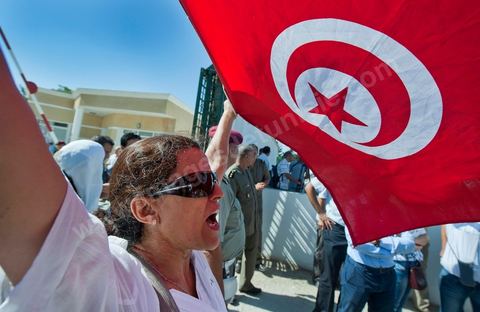 22 septembre : devant le Tribunal Militaire de Tunis, un grand rassemblement de soutien pour Samir Feriani pour son procès en cours. Il est decidé par le tribunal militaire en fin de matinée de la libération provisoire de Samir Feriani malgré les lourdes accusations. Samir Feriani est un policier tunisien, incarcéré depuis fin mai pour avoir affirmé que des "criminels de Ben Ali" oeuvraient toujours au ministère de l'Intérieur. A l'issue de la première audience de son procès pour "atteinte à la sûreté de l'Etat" devant le tribunal militaire de Tunis, Samir Feriani, 44 ans, a été remis en liberté provisoire et le procès ajourné au 29 septembre. Cette décision a été saluée par une explosion de joie des dizaines de proches et sympathisants qui s'étaient rassemblés dès le matin devant le tribunal. Ses proches, dont ses trois enfants, étaient en larmes, et sa tante s'est évanouie. "C'est une victoire pour les droits de l'homme, pour la liberté d'expression et pour toute la Tunisie", a déclaré Leila Feriani, l'épouse de l'officier.