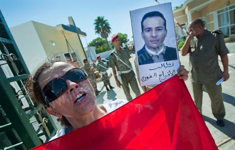 22 septembre : devant le Tribunal Militaire de Tunis, un grand rassemblement de soutien pour Samir Feriani pour son procès en cours. Il est decidé par le tribunal militaire en fin de matinée de la libération provisoire de Samir Feriani malgré les lourdes accusations. Samir Feriani est un policier tunisien, incarcéré depuis fin mai pour avoir affirmé que des "criminels de Ben Ali" oeuvraient toujours au ministère de l'Intérieur. A l'issue de la première audience de son procès pour "atteinte à la sûreté de l'Etat" devant le tribunal militaire de Tunis, Samir Feriani, 44 ans, a été remis en liberté provisoire et le procès ajourné au 29 septembre. Cette décision a été saluée par une explosion de joie des dizaines de proches et sympathisants qui s'étaient rassemblés dès le matin devant le tribunal. Ses proches, dont ses trois enfants, étaient en larmes, et sa tante s'est évanouie. "C'est une victoire pour les droits de l'homme, pour la liberté d'expression et pour toute la Tunisie", a déclaré Leila Feriani, l'épouse de l'officier.