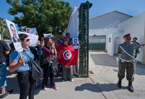 22 septembre : devant le Tribunal Militaire de Tunis, un grand rassemblement de soutien pour Samir Feriani pour son procès en cours. Il est decidé par le tribunal militaire en fin de matinée de la libération provisoire de Samir Feriani malgré les lourdes accusations. Samir Feriani est un policier tunisien, incarcéré depuis fin mai pour avoir affirmé que des "criminels de Ben Ali" oeuvraient toujours au ministère de l'Intérieur. A l'issue de la première audience de son procès pour "atteinte à la sûreté de l'Etat" devant le tribunal militaire de Tunis, Samir Feriani, 44 ans, a été remis en liberté provisoire et le procès ajourné au 29 septembre. Cette décision a été saluée par une explosion de joie des dizaines de proches et sympathisants qui s'étaient rassemblés dès le matin devant le tribunal. Ses proches, dont ses trois enfants, étaient en larmes, et sa tante s'est évanouie. "C'est une victoire pour les droits de l'homme, pour la liberté d'expression et pour toute la Tunisie", a déclaré Leila Feriani, l'épouse de l'officier.
