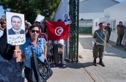 22 septembre : devant le Tribunal Militaire de Tunis, un grand rassemblement de soutien pour Samir Feriani pour son procès en cours. Il est decidé par le tribunal militaire en fin de matinée de la libération provisoire de Samir Feriani malgré les lourdes accusations. Samir Feriani est un policier tunisien, incarcéré depuis fin mai pour avoir affirmé que des "criminels de Ben Ali" oeuvraient toujours au ministère de l'Intérieur. A l'issue de la première audience de son procès pour "atteinte à la sûreté de l'Etat" devant le tribunal militaire de Tunis, Samir Feriani, 44 ans, a été remis en liberté provisoire et le procès ajourné au 29 septembre. Cette décision a été saluée par une explosion de joie des dizaines de proches et sympathisants qui s'étaient rassemblés dès le matin devant le tribunal. Ses proches, dont ses trois enfants, étaient en larmes, et sa tante s'est évanouie. "C'est une victoire pour les droits de l'homme, pour la liberté d'expression et pour toute la Tunisie", a déclaré Leila Feriani, l'épouse de l'officier.