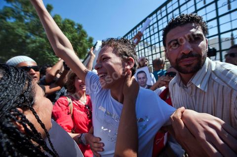 22 septembre : le fils de Samir fête l'annonce de la libération provisioire de son père  devant le Tribunal Militaire de Tunis, un grand rassemblement de soutien pour Samir Feriani pour son procès en cours. Il est decidé par le tribunal militaire en fin de matinée de la libération provisoire de Samir Feriani malgré les lourdes accusations. Samir Feriani est un policier tunisien, incarcéré depuis fin mai pour avoir affirmé que des "criminels de Ben Ali" oeuvraient toujours au ministère de l'Intérieur. A l'issue de la première audience de son procès pour "atteinte à la sûreté de l'Etat" devant le tribunal militaire de Tunis, Samir Feriani, 44 ans, a été remis en liberté provisoire et le procès ajourné au 29 septembre. Cette décision a été saluée par une explosion de joie des dizaines de proches et sympathisants qui s'étaient rassemblés dès le matin devant le tribunal. Ses proches, dont ses trois enfants, étaient en larmes, et sa tante s'est évanouie. "C'est une victoire pour les droits de l'homme, pour la liberté d'expression et pour toute la Tunisie", a déclaré Leila Feriani, l'épouse de l'officier.