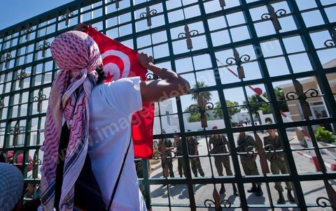 22 septembre : devant le Tribunal Militaire de Tunis, un grand rassemblement de soutien pour Samir Feriani pour son procès en cours. Il est decidé par le tribunal militaire en fin de matinée de la libération provisoire de Samir Feriani malgré les lourdes accusations. Samir Feriani est un policier tunisien, incarcéré depuis fin mai pour avoir affirmé que des "criminels de Ben Ali" oeuvraient toujours au ministère de l'Intérieur. A l'issue de la première audience de son procès pour "atteinte à la sûreté de l'Etat" devant le tribunal militaire de Tunis, Samir Feriani, 44 ans, a été remis en liberté provisoire et le procès ajourné au 29 septembre. Cette décision a été saluée par une explosion de joie des dizaines de proches et sympathisants qui s'étaient rassemblés dès le matin devant le tribunal. Ses proches, dont ses trois enfants, étaient en larmes, et sa tante s'est évanouie. "C'est une victoire pour les droits de l'homme, pour la liberté d'expression et pour toute la Tunisie", a déclaré Leila Feriani, l'épouse de l'officier.