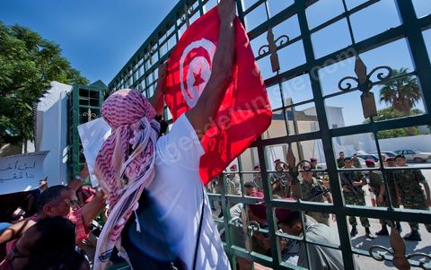 22 septembre : le fils de Samir fête l'annonce de la libération provisioire de son père  devant le Tribunal Militaire de Tunis, un grand rassemblement de soutien pour Samir Feriani pour son procès en cours. Il est decidé par le tribunal militaire en fin de matinée de la libération provisoire de Samir Feriani malgré les lourdes accusations. Samir Feriani est un policier tunisien, incarcéré depuis fin mai pour avoir affirmé que des "criminels de Ben Ali" oeuvraient toujours au ministère de l'Intérieur. A l'issue de la première audience de son procès pour "atteinte à la sûreté de l'Etat" devant le tribunal militaire de Tunis, Samir Feriani, 44 ans, a été remis en liberté provisoire et le procès ajourné au 29 septembre. Cette décision a été saluée par une explosion de joie des dizaines de proches et sympathisants qui s'étaient rassemblés dès le matin devant le tribunal. Ses proches, dont ses trois enfants, étaient en larmes, et sa tante s'est évanouie. "C'est une victoire pour les droits de l'homme, pour la liberté d'expression et pour toute la Tunisie", a déclaré Leila Feriani, l'épouse de l'officier.