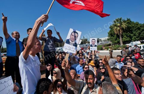 22 septembre : le fils de Samir fête l'annonce de la libération provisioire de son père  devant le Tribunal Militaire de Tunis, un grand rassemblement de soutien pour Samir Feriani pour son procès en cours. Il est decidé par le tribunal militaire en fin de matinée de la libération provisoire de Samir Feriani malgré les lourdes accusations. Samir Feriani est un policier tunisien, incarcéré depuis fin mai pour avoir affirmé que des "criminels de Ben Ali" oeuvraient toujours au ministère de l'Intérieur. A l'issue de la première audience de son procès pour "atteinte à la sûreté de l'Etat" devant le tribunal militaire de Tunis, Samir Feriani, 44 ans, a été remis en liberté provisoire et le procès ajourné au 29 septembre. Cette décision a été saluée par une explosion de joie des dizaines de proches et sympathisants qui s'étaient rassemblés dès le matin devant le tribunal. Ses proches, dont ses trois enfants, étaient en larmes, et sa tante s'est évanouie. "C'est une victoire pour les droits de l'homme, pour la liberté d'expression et pour toute la Tunisie", a déclaré Leila Feriani, l'épouse de l'officier.