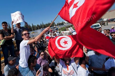 22 septembre : le fils de Samir fête l'annonce de la libération provisioire de son père  devant le Tribunal Militaire de Tunis, un grand rassemblement de soutien pour Samir Feriani pour son procès en cours. Il est decidé par le tribunal militaire en fin de matinée de la libération provisoire de Samir Feriani malgré les lourdes accusations. Samir Feriani est un policier tunisien, incarcéré depuis fin mai pour avoir affirmé que des "criminels de Ben Ali" oeuvraient toujours au ministère de l'Intérieur. A l'issue de la première audience de son procès pour "atteinte à la sûreté de l'Etat" devant le tribunal militaire de Tunis, Samir Feriani, 44 ans, a été remis en liberté provisoire et le procès ajourné au 29 septembre. Cette décision a été saluée par une explosion de joie des dizaines de proches et sympathisants qui s'étaient rassemblés dès le matin devant le tribunal. Ses proches, dont ses trois enfants, étaient en larmes, et sa tante s'est évanouie. "C'est une victoire pour les droits de l'homme, pour la liberté d'expression et pour toute la Tunisie", a déclaré Leila Feriani, l'épouse de l'officier.