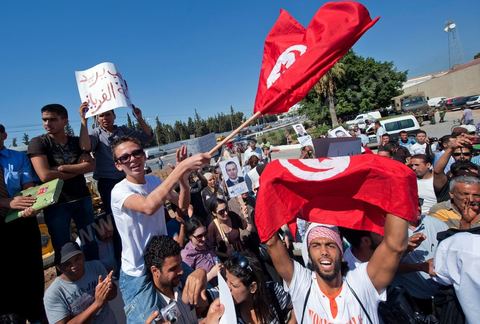 22 septembre : le fils de Samir fête l'annonce de la libération provisioire de son père  devant le Tribunal Militaire de Tunis, un grand rassemblement de soutien pour Samir Feriani pour son procès en cours. Il est decidé par le tribunal militaire en fin de matinée de la libération provisoire de Samir Feriani malgré les lourdes accusations. Samir Feriani est un policier tunisien, incarcéré depuis fin mai pour avoir affirmé que des "criminels de Ben Ali" oeuvraient toujours au ministère de l'Intérieur. A l'issue de la première audience de son procès pour "atteinte à la sûreté de l'Etat" devant le tribunal militaire de Tunis, Samir Feriani, 44 ans, a été remis en liberté provisoire et le procès ajourné au 29 septembre. Cette décision a été saluée par une explosion de joie des dizaines de proches et sympathisants qui s'étaient rassemblés dès le matin devant le tribunal. Ses proches, dont ses trois enfants, étaient en larmes, et sa tante s'est évanouie. "C'est une victoire pour les droits de l'homme, pour la liberté d'expression et pour toute la Tunisie", a déclaré Leila Feriani, l'épouse de l'officier.