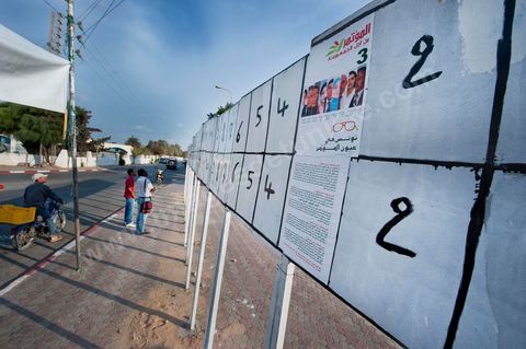 In Midoun on the island of Djerba, on the morning of the first day of the election campaign, October 1, the first official posters of the candidates for the Constituent Assembly elections drew the attention of future voters for these first free elections in Tunisia.