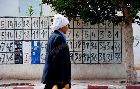 Election posters on the first day of the campaign on the main street of Regueb, a few kilometers from Sidi Bouzid. In this district, which played a historic role in the Tunisian revolution, 63 lists of parties and independent candidates are competing.