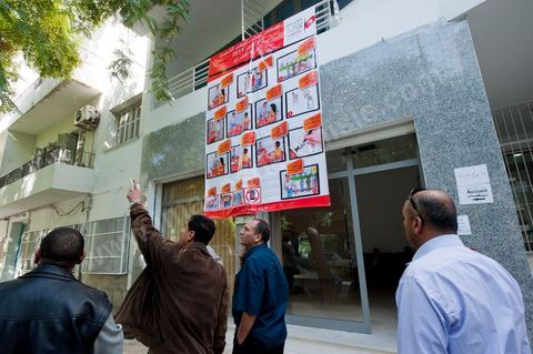 On the facade of the ISIE headquarters—the High Authority for the Organization of Elections—instructions for citizens on how to vote at polling places for the election of members of the Constituent Assembly on October 23 are posted.