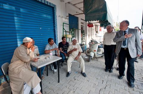 Mustapha Ben Jaafar en campagne à Bou Argoub au Cap Bon pour la liste Nabeul de Ettakatol, rencontres avec les citoyens