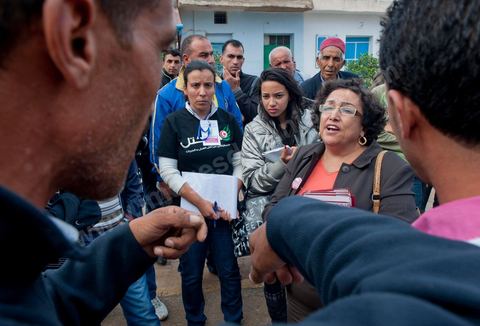 17 octobre : Bochra Belhadj Hamida, candidate en tête de liste de Ettakatol à Zaghouan, en campagne dans le village de Bir Halima, à la rencontre des électeurs.