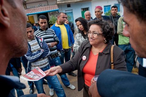 17 octobre : Bochra Belhadj Hamida, candidate en tête de liste de Ettakatol à Zaghouan, en campagne dans le village de Bir Halima, à la rencontre des électeurs.