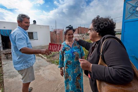 17 octobre : Bochra Belhadj Hamida, candidate en tête de liste de Ettakatol à Zaghouan, en campagne dans le village de Bir Halima, à la rencontre des électeurs.