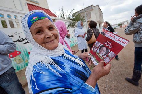 17 octobre : Bochra Belhadj Hamida, candidate en tête de liste de Ettakatol à Zaghouan, en campagne dans le village de Bir Halima, à la rencontre des électeurs.