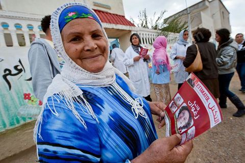 17 octobre : Bochra Belhadj Hamida, candidate en tête de liste de Ettakatol à Zaghouan, en campagne dans le village de Bir Halima, à la rencontre des électeurs.