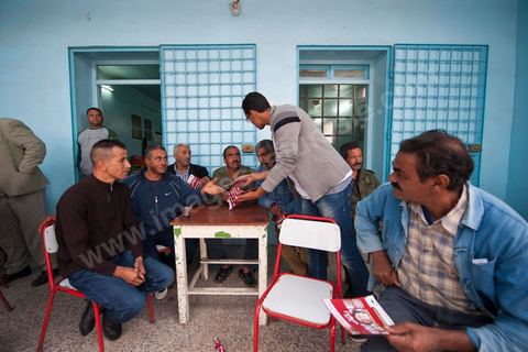 17 octobre : Bochra Belhadj Hamida, candidate en tête de liste de Ettakatol à Zaghouan, en campagne dans le village de Bir Halima, à la rencontre des électeurs.
