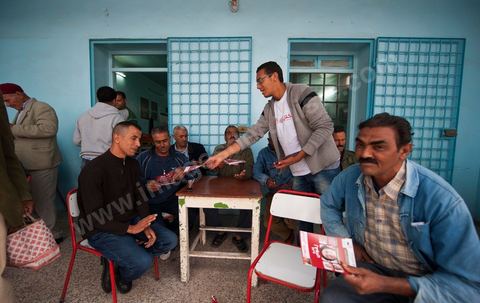 17 octobre : Bochra Belhadj Hamida, candidate en tête de liste de Ettakatol à Zaghouan, en campagne dans le village de Bir Halima, à la rencontre des électeurs.