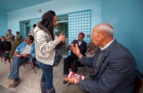 17 octobre : Bochra Belhadj Hamida, candidate en tête de liste de Ettakatol à Zaghouan, en campagne dans le village de Bir Halima, à la rencontre des électeurs.