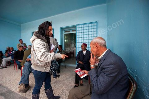 17 octobre : Bochra Belhadj Hamida, candidate en tête de liste de Ettakatol à Zaghouan, en campagne dans le village de Bir Halima, à la rencontre des électeurs.