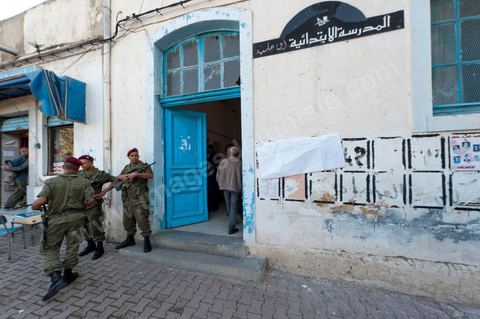 devant le Bureau de vote au centre ville du Kef avec surveillance des militaires