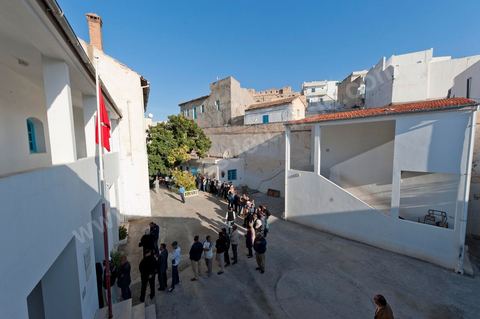 Dans la cour de l'école les gens viennent dès la première heure pour voter dans un bureau de vote au centre ville du Kef