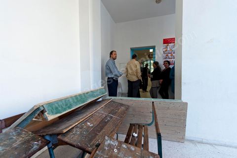 Dans la cour de l'école les gens viennent dès la première heure pour voter dans un bureau de vote au centre ville du Kef