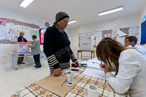 Le jour du scrutin dans un bureau de vote au centre ville du Kef