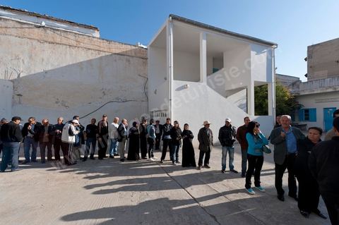 Dans la cour de l'école les gens viennent dès la première heure pour voter dans un bureau de vote au centre ville du Kef