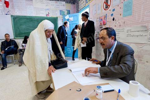 Le jour du scrutin dans un bureau de vote au centre ville du Kef