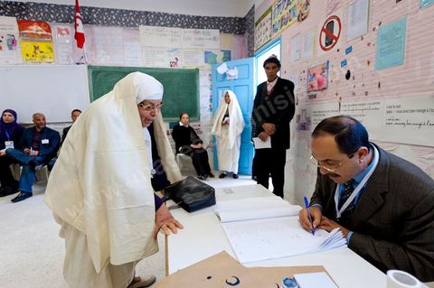 Le jour du scrutin dans un bureau de vote au centre ville du Kef