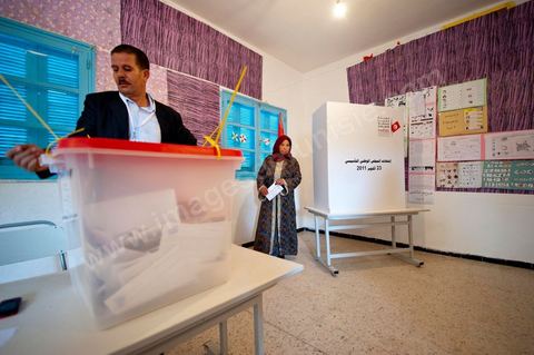 Le jour du scrutin dans un bureau de vote au centre ville du Kef