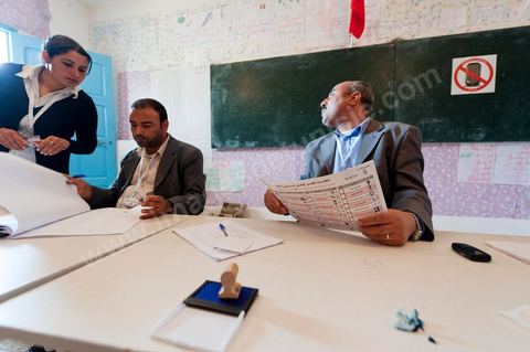 Le jour du scrutin dans un bureau de vote au centre ville du Kef