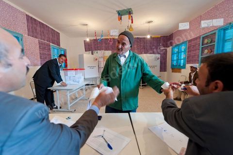 Le jour du scrutin dans un bureau de vote au centre ville du Kef