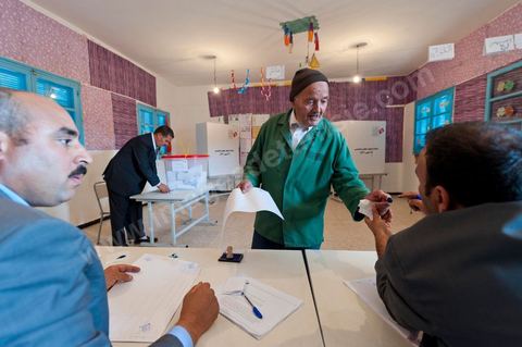 Le jour du scrutin dans un bureau de vote au centre ville du Kef