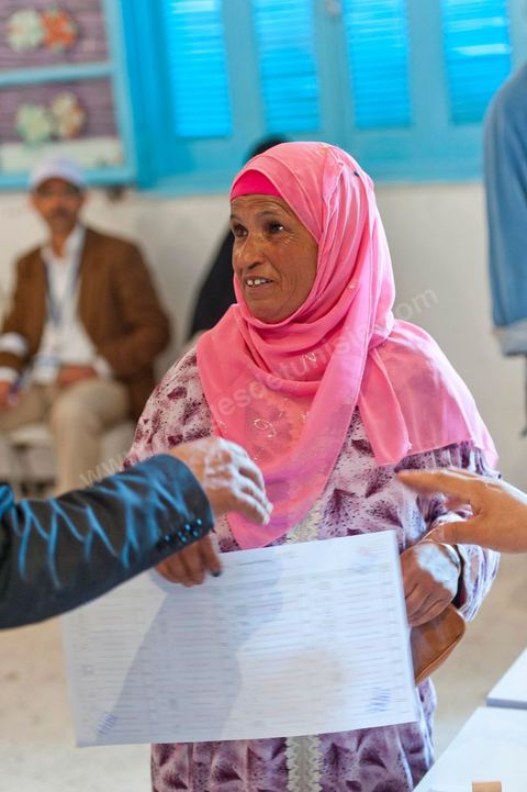 Le jour du scrutin dans un bureau de vote au centre ville du Kef