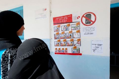 Le jour du scrutin dans un bureau de vote au centre ville du Kef