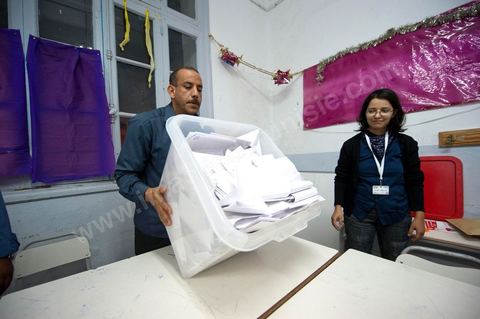Nuit de dépouillement dans un bureau de vote à Ariana, banlieue de Tunis, sous la surveillance d'observateur nationaux indépendants et d'observatuers de partis politiques. l'Ariana est la circonscription qui compte le plus grand nombre de listes présentes soit 95 listes candidates pour les élections de la constituantes.