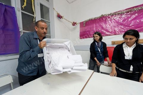 Nuit de dépouillement dans un bureau de vote à Ariana, banlieue de Tunis, sous la surveillance d'observateur nationaux indépendants et d'observatuers de partis politiques. l'Ariana est la circonscription qui compte le plus grand nombre de listes présentes soit 95 listes candidates pour les élections de la constituantes.
