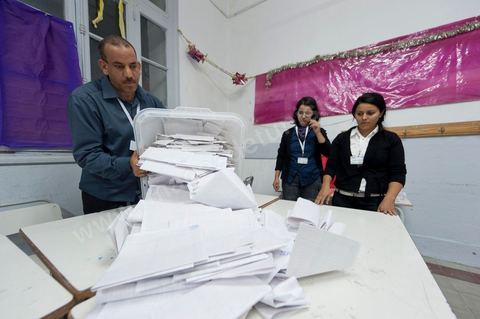 Nuit de dépouillement dans un bureau de vote à Ariana, banlieue de Tunis, sous la surveillance d'observateur nationaux indépendants et d'observatuers de partis politiques. l'Ariana est la circonscription qui compte le plus grand nombre de listes présentes soit 95 listes candidates pour les élections de la constituantes.