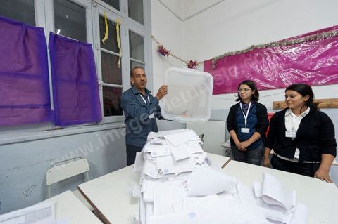 Nuit de dépouillement dans un bureau de vote à Ariana, banlieue de Tunis, sous la surveillance d'observateur nationaux indépendants et d'observatuers de partis politiques. l'Ariana est la circonscription qui compte le plus grand nombre de listes présentes soit 95 listes candidates pour les élections de la constituantes.