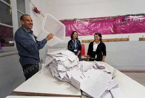 Nuit de dépouillement dans un bureau de vote à Ariana, banlieue de Tunis, sous la surveillance d'observateur nationaux indépendants et d'observatuers de partis politiques. l'Ariana est la circonscription qui compte le plus grand nombre de listes présentes soit 95 listes candidates pour les élections de la constituantes.