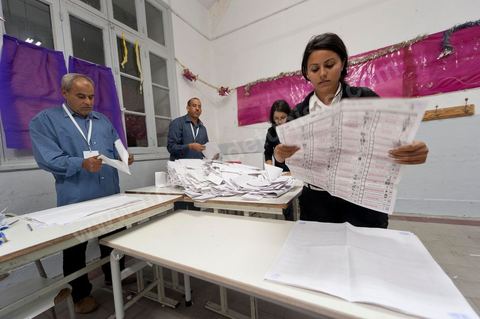 Nuit de dépouillement dans un bureau de vote à Ariana, banlieue de Tunis, sous la surveillance d'observateur nationaux indépendants et d'observatuers de partis politiques. l'Ariana est la circonscription qui compte le plus grand nombre de listes présentes soit 95 listes candidates pour les élections de la constituantes.