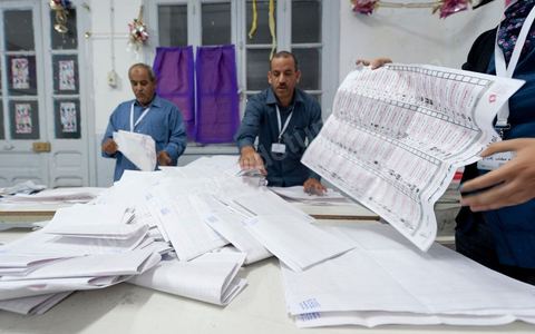 Nuit de dépouillement dans un bureau de vote à Ariana, banlieue de Tunis, sous la surveillance d'observateur nationaux indépendants et d'observatuers de partis politiques. l'Ariana est la circonscription qui compte le plus grand nombre de listes présentes soit 95 listes candidates pour les élections de la constituantes.