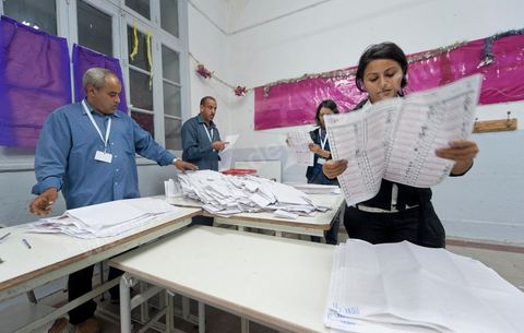 Nuit de dépouillement dans un bureau de vote à Ariana, banlieue de Tunis, sous la surveillance d'observateur nationaux indépendants et d'observatuers de partis politiques. l'Ariana est la circonscription qui compte le plus grand nombre de listes présentes soit 95 listes candidates pour les élections de la constituantes.