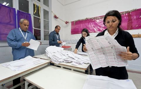 Nuit de dépouillement dans un bureau de vote à Ariana, banlieue de Tunis, sous la surveillance d'observateur nationaux indépendants et d'observatuers de partis politiques. l'Ariana est la circonscription qui compte le plus grand nombre de listes présentes soit 95 listes candidates pour les élections de la constituantes.