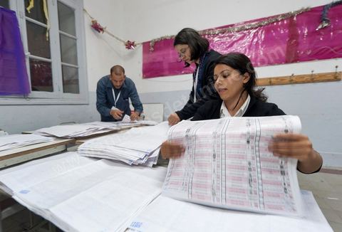 Nuit de dépouillement dans un bureau de vote à Ariana, banlieue de Tunis, sous la surveillance d'observateur nationaux indépendants et d'observatuers de partis politiques. l'Ariana est la circonscription qui compte le plus grand nombre de listes présentes soit 95 listes candidates pour les élections de la constituantes.