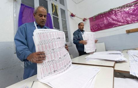 Nuit de dépouillement dans un bureau de vote à Ariana, banlieue de Tunis, sous la surveillance d'observateur nationaux indépendants et d'observatuers de partis politiques. l'Ariana est la circonscription qui compte le plus grand nombre de listes présentes soit 95 listes candidates pour les élections de la constituantes.